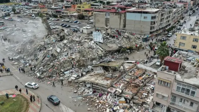 நிலநடுக்கத்தின் மையம் துருக்கியில் சிரியாவின் எல்லையை ஒட்டி அமைந்துள்ளது.