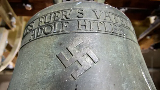 A inscrição no sinosao paulo sports betHerxheim diz 'Tudo pela pátria mãe - Adolf Hitler'