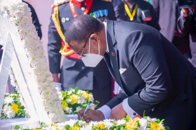 Perezida wa Malawi asinya mu gitabo cyateguwe