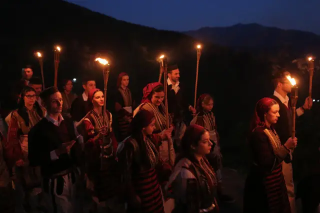 Zatim se formira povorka čiji učesnici nose upaljene baklje, a koja predvođena mladoženjom polazi ka nevestinoj kući koja se nalazi na drugom delu sela. Buktinje imaju apotropejski ulogu odnosno služe kako bi odagnale zle sile koje bi mogle nauditi mladencima.