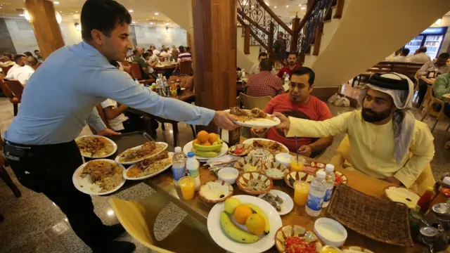 সারাদিনের রোজা শেষে ইফতারের প্রস্তুতি