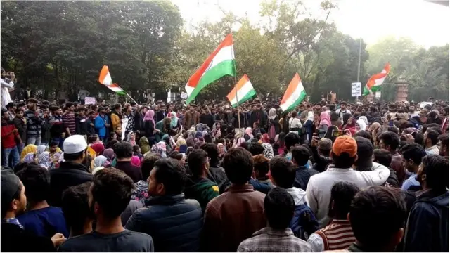 विरोध प्रदर्शन करते लोग