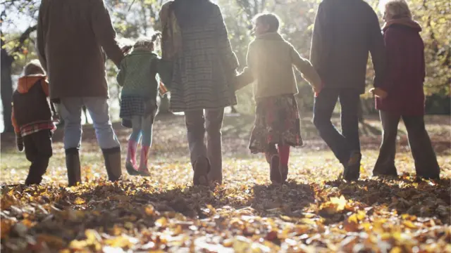 Adultos y menores de la mano