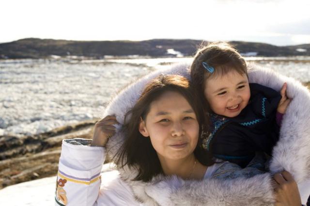 Mãe e filhaapp de ganhar dinheiro blazetrajes tradicionais na ilhaapp de ganhar dinheiro blazeBaffin, Nunavut, Canadá