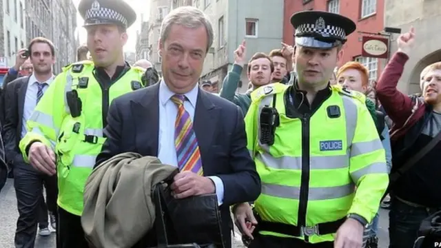 Протестующие атакуют Фараджа в Эдинбурге