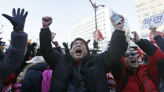 示威者在得知弹劾通过的消息后欢呼