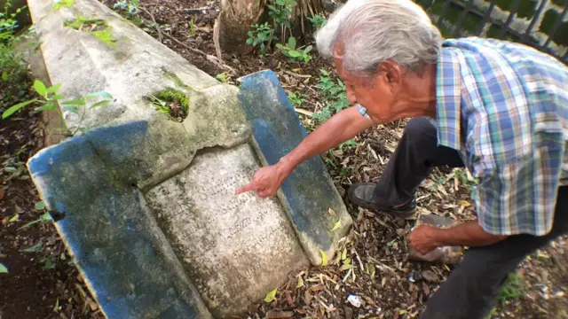 Humberto "Bob" Rodríguez en una de las tumbas de los migrantes alemanes que fundaron numerosas casas comerciales en Amapala.