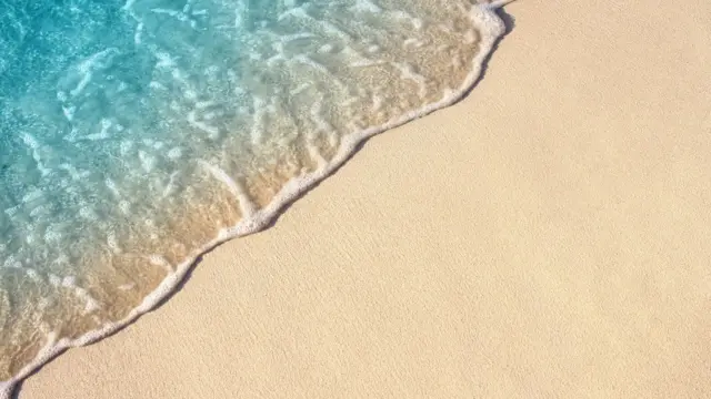 Marea sobre la orilla de la playa.