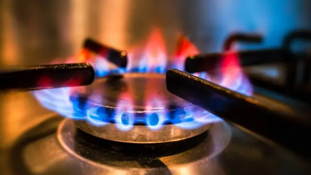 Une cuisinière avec un feu