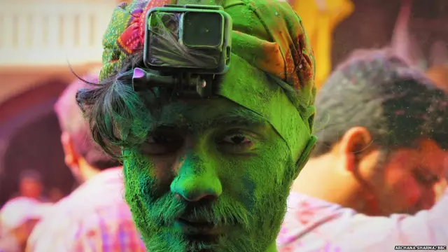 होली के हर लम्हें को अपने कैमरे में कैद करने की जुगत