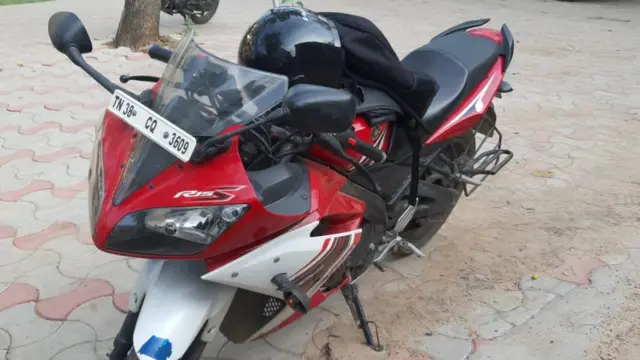 மருத்துவர் மணிகண்டனின் யமஹா R15 பைக்