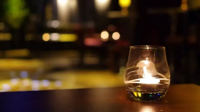 어둠 속 식사는 일반적인 레스토랑에서 일어나는 여러 감각적 자극이 차단된다