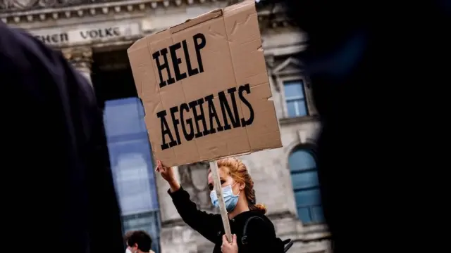 जर्मनीतील लोकांनी अफगाणिस्तानच्या लोकांसाठी निदर्शनं केली