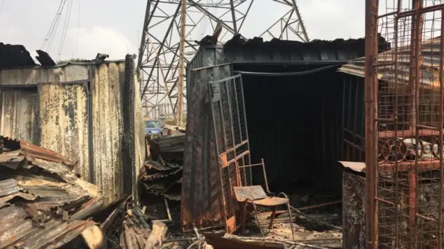 Ebe nwaanyị na ụmụ ya bi tupu ọkụ ahụ a gbaa