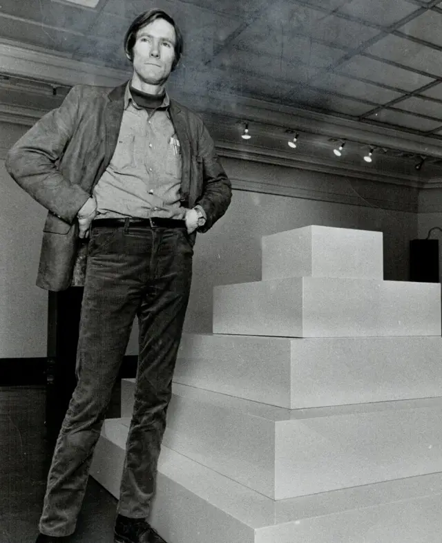 모노리스에 대한 소식이 전해지자 많은 이들이 존 맥크라켄의 작품일 수 있다고 추측했다