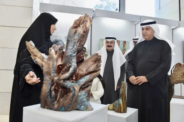 الشريعان بجوار منحوتاتها