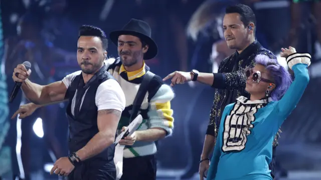 Actuación final de Luis Fonsi cantando "Despacito" con Bomba Estéreo y Víctor Manuelle
