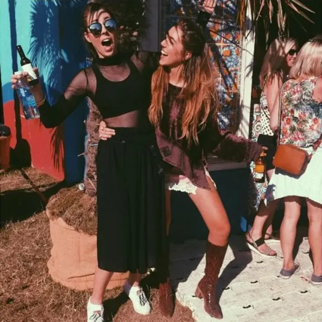 குட்டைப் பாவாடைக்கு கீழிருந்து எடுக்கப்பட்ட புகைப்படம்