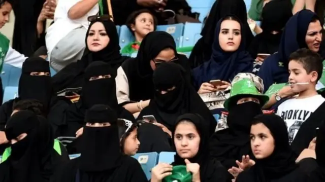 સ્ટેડિયમમાં બુરખામાં બેઠેલી મહિલાઓ અને બાળકો