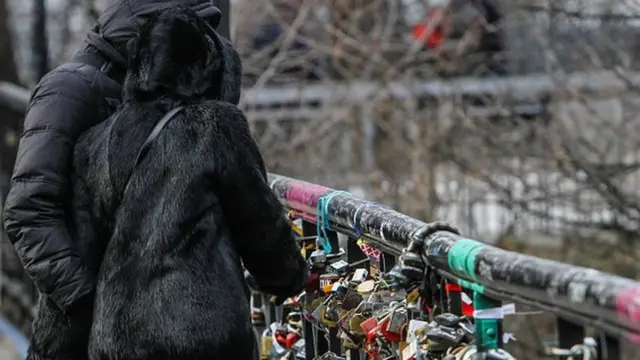 جسر العشاق المجاور لتمثال موكرينا ولويجي، حيث يضع يغلق العشاق الأقفال التي ترمز إلى ارتباطهم