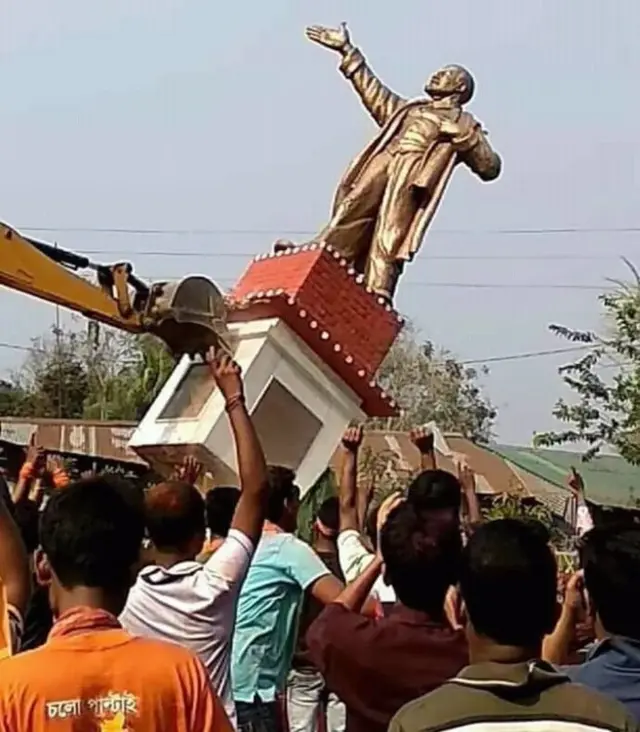 லெனின் சிலை உடைப்பு