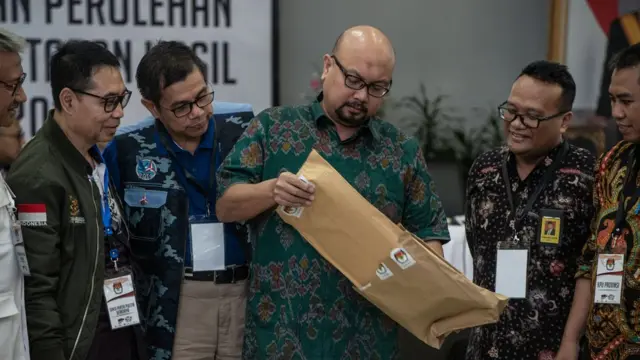 Komisioner KPU Ilham Syahputra (tengah) dengan disaksikan sejumlah saksi dan pengawas membuka berkas rekapitulasi provinsi Jawa Tengah dalam Rapat Pleno Rekapitulasi Hasil Penghitungan dan Perolehan Suara Tingkat Nasional Dalam Negeri dan Penetapan Hasil Pemilu 2019 di kantor KPU, Jakarta, Rabu (15/5/2019).