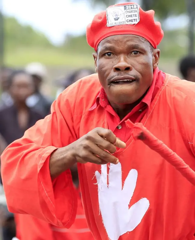 Kuwa kabiri, umugabo wo mu ishyaka ritavuga rumwe na leta muri Zimbabwe (MDC) mu myiyerekano igamije impinduka muri iri shyaka.
