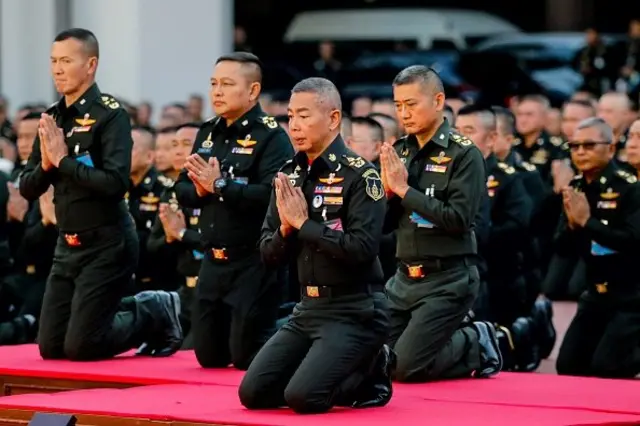 พล.อ. อภิรัชต์ คงสมพงษ์ ผู้บัญชาการทหารบก นำทหารถวายบังคม