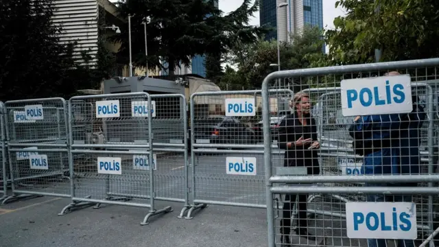 У консульства