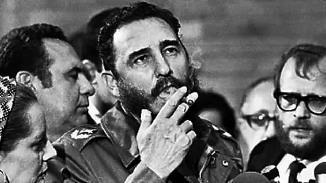 Fidel Castro fuma charuto durante entrevista à imprensacódigo de bônus sportingbet 2024Havana, 1975