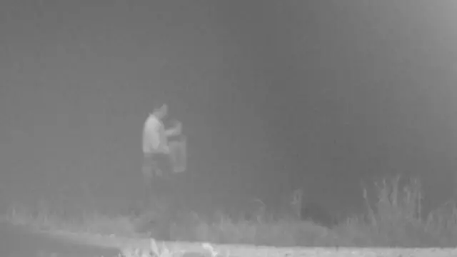 Un agente fronterizo cargando al niño