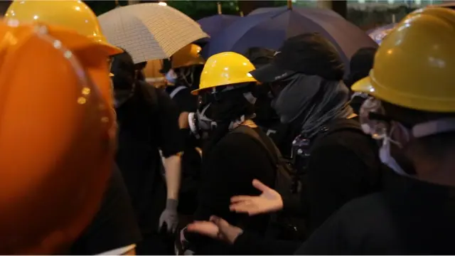 在採訪期間，因為吳先生與其他人裝扮相似，記者與他多度走失。