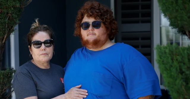 Erick Galindo junto a su madre.