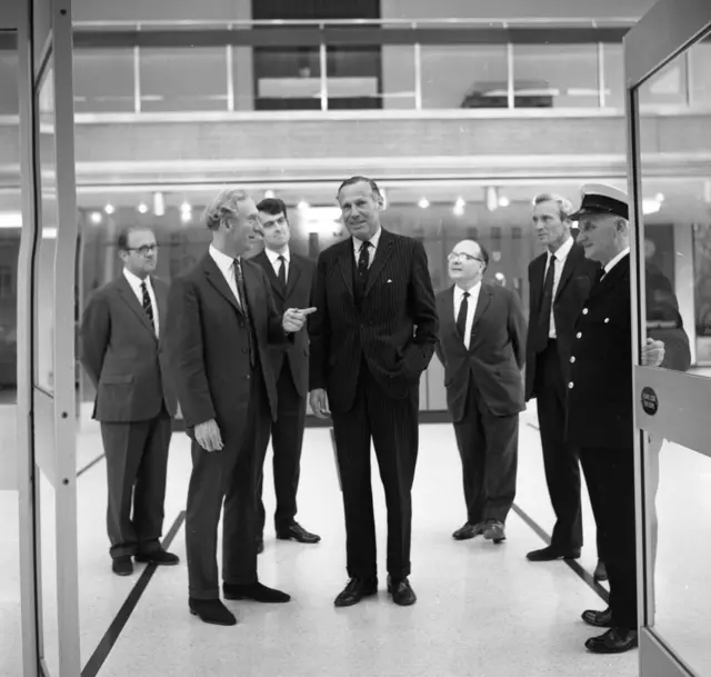 Джон Аркелл в здании Би-би-си в Уэльсе в 1970 году