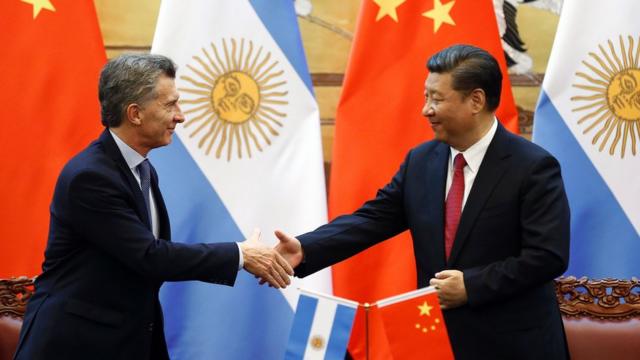 Presidente argentino, Mauricio Macri, saluda a su par chino Xi Jinping.