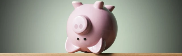 Cerdito de ahorro con las patas para arriba.