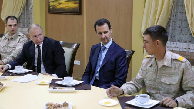 Putin, Lazkiye'deki Rus hava üssünde Suriye Devlet Başkanı Esad'la görüşüyor.