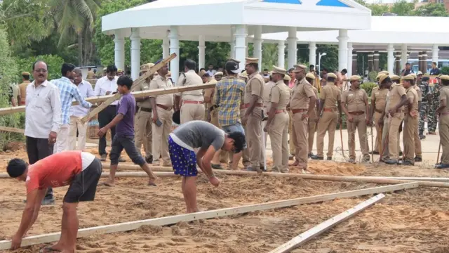 இறுதிச் சடங்கு செய்வதற்கான பணிகள் தீவிரமாக நடைபெற்று வருகிறது.