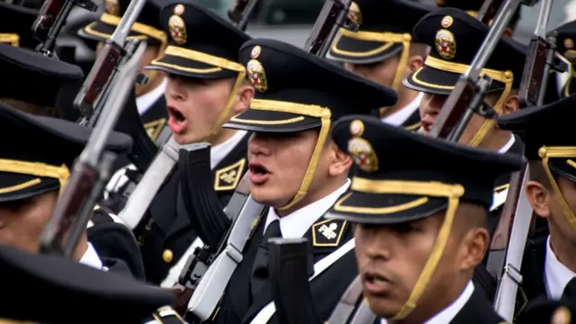 Soldados peruanos desfilan en Lima.