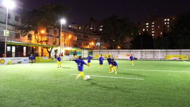 برازیل کی کچی آبادیوں میں بچے فٹبال کھیلتے ہوئے