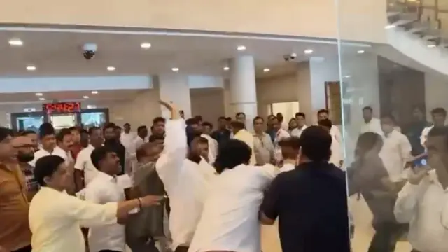 हाणामारी झाली तो क्षण.