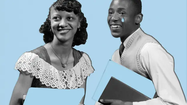 Imagem em preto e branco com fundo azul claro. Um homem e uma mulher estão lado a lado, sorrindo. Uma lágrima azul está recortada no rosto do homem