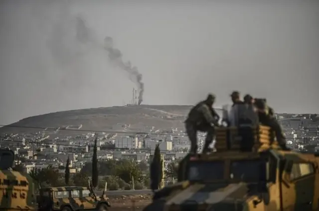 Kobani'ye IŞİD saldırılarının yoğunlaştığı Ekim başında Türk askerleri Şanlıurfa'nın Suriye sınırındaki Suruç bölgesine giderken<p>