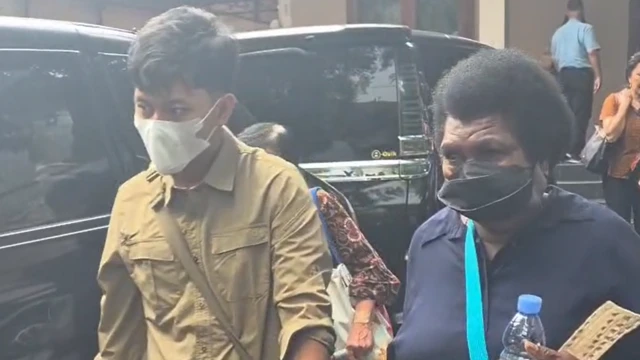 Mama Yasinta (kanan) dan seorang pria yang mendampinginya saat keluar dari gereja di bilangan Menteng, Jakarta Pusat, Minggu (31/05).