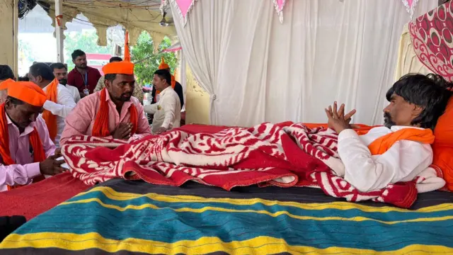 जरांगेंना भेटायला येणारी माणसं त्यांच्या पाया पडत होती.