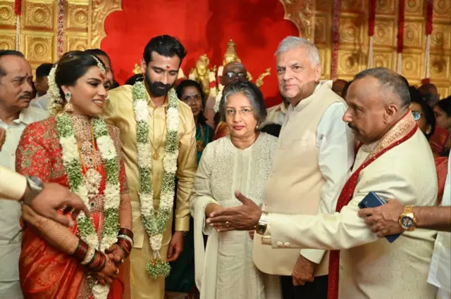 හිටපු ජනාධිපති රනිල් වික්‍රමසිංහ සහ ඔහුගේ බිරිඳ මෛත්‍රි වික්‍රමසිංහ, ජීවන් තොණ්ඩමන් ගේ විවාහ උත්සවයට සහභාගිවිය.
