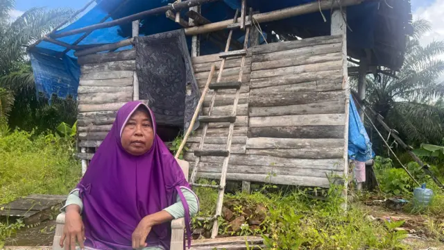 Samria duduk di depan pondoknya yang dia sebut sudah berkali-kali dibakar.