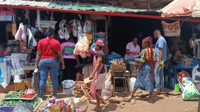 Ndị ahịa na-azụ n'Eke Awka dị n'Anambra.