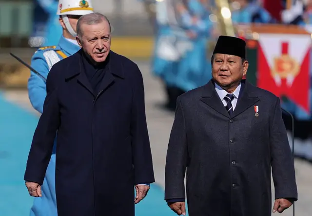 Presiden Turki Recep Tayyip Erdogan menyambut Presiden Indonesia Prabowo Subianto dengan upacara resmi di Kompleks Kepresidenan di Ankara, Turki pada 10 April 2025.