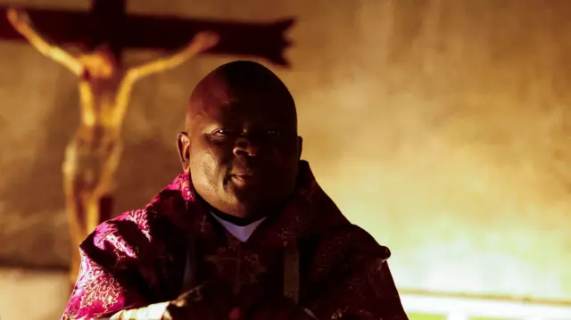 Отець Марікос Отієно під час католицької різдвяної меси в столиці Кенії, Найробі.